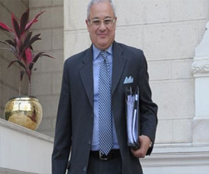   مصر اليوم - زعزوع يصرف 50 ألف جنيه لأسرة سائق حافلة طابا