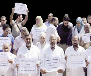 مصر اليوم - أطباء وصيادلة سوهاج يطالبون بالكادر عبر الإضراب