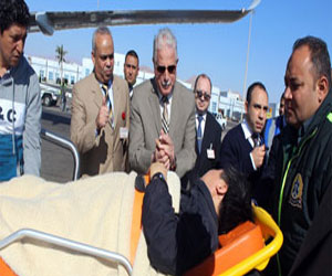 مصر اليوم - خالد فودة يودع مصابي حادث طابا الكوريين بمطار شرم الشيخ