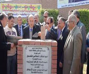   مصر اليوم - محافظ الدقهليّة يضع حجر أساس مبنى مركز المنصورة