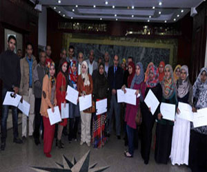   مصر اليوم - سكرتير محافظة الأقصر يسلم الحاصلين على دورات التكنولوجيا شهادات التخرج