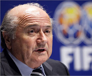   مصر اليوم - بلاتر يجدِّد تأكيده على إقامة مونديال 2022 في قطر