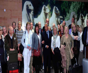   مصر اليوم - محافظ الأقصر يستقبل أول رحلة طيران شارتر مباشرة من لندن