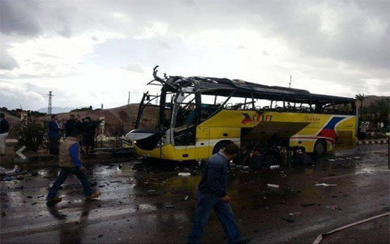   مصر اليوم - تحــديد شخصيـة منفــذ حادث حافلة طـابا والشرطة تستجوب ذويه والمترددين عليه