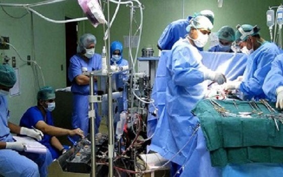   مصر اليوم - ازالة ورم من بطن إمرأة يزن 32 كيلوغراماً