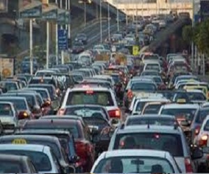 مصر اليوم - وفاة سيدة وإصابة شخصين في حادث سير في سوهاج