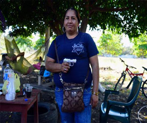   مصر اليوم - نساء مسلحات لمواجهة الجريمة في المكسيك