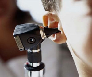   مصر اليوم - زرع جهاز حلزوني وراء الأذن لتحسين عملية السمع