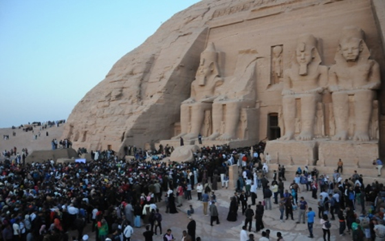   مصر اليوم - أسوان تشهد تعامد الشَّمس على وجه رمسيس الثَّاني في معبده في أبو سمبل