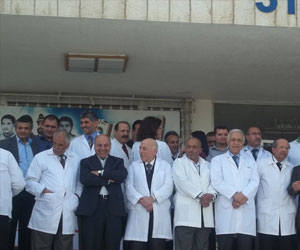   مصر اليوم - اطباء يعتصمون احتجًاجًا على توقيف زميل لهم في الأردن