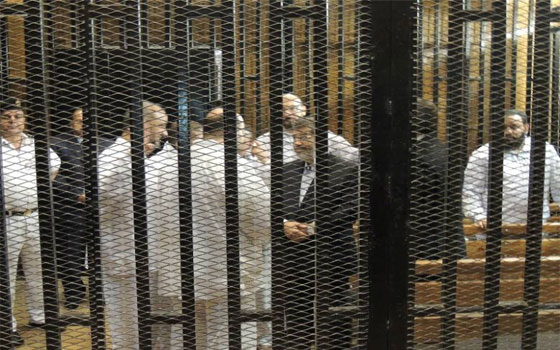   مصر اليوم - محاكمة مرسي و35 آخرين في قضيّة التخابر مع دول ومنظّمات خارج البلاد