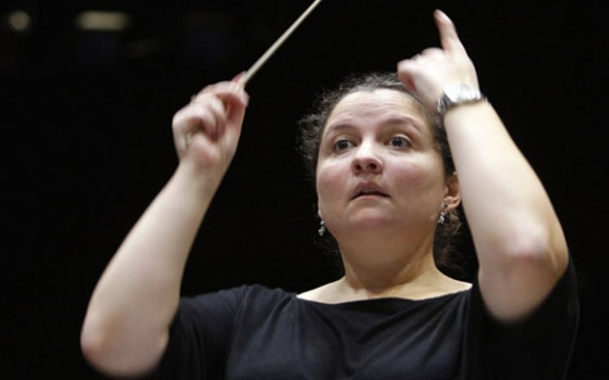   مصر اليوم - قائد الأوركسترا زاهية زيواني تنقل شغفها إلى الأوساط الشعبيّة