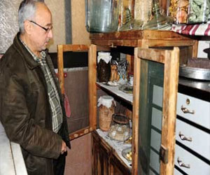   مصر اليوم - سوري يحول منزله إلى متحف خاص بالأشياء القديمة المتوارثة