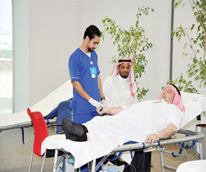   مصر اليوم - اطلاق حملة للتبرع بالدم في مركز الأمير سلمان الاجتماعي