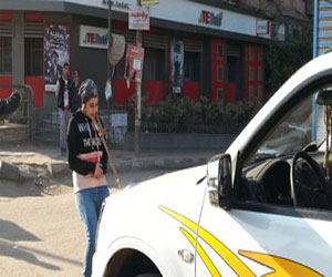   مصر اليوم - مصرية تمتلك قوة خارقة لجر السيارات وتكسير الحديد