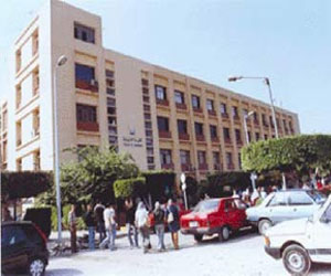   مصر اليوم - 4 موظَّفين يتعدون على سيَّارة رئيس جامعة عين شمس