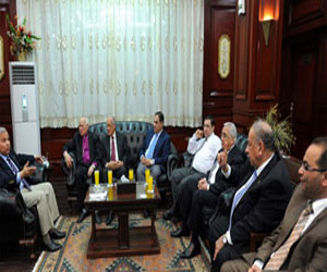   مصر اليوم - محافظ الأقصر يستقبل رئيس الطائفة الإنجيلية