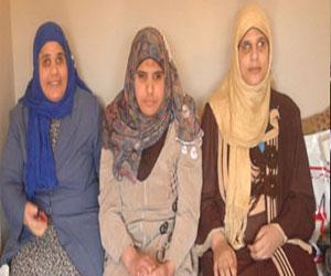   مصر اليوم - 3 فتيات يقهرن الظلام بالعمل في كول سنتر