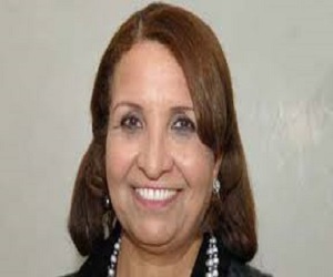   مصر اليوم - درع تذكاري من الطاولة الأردنية للشيخة حياة بنت عبدالعزيز