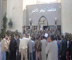 مصر اليوم - اعتصام سائقي الميكروباص أمام ديوان محافظة البحر الأحمر