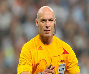   مصر اليوم - الحكم الإنكليزي هوارد ويب يدير مباراة شالكه وريال مدريد