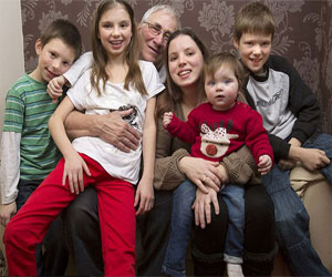   مصر اليوم - مراهقة وكهل يتحديان الجميع ويتزوجان وينجبان أربعة أطفال