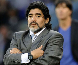   مصر اليوم - مارادونا يتجه إلى التحليل خلال مونديال البرازيل