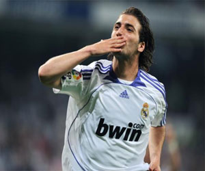   مصر اليوم - هيجواين يؤكد أن مارادونا جعل مني لاعبًا أفضل