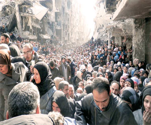 مصر اليوم - آلاف المحاصرين في مخيم اليرموك ينتظرون المساعدات