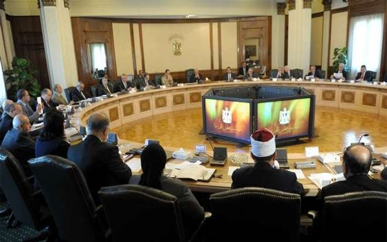   مصر اليوم - محلب التقى 24 وزيرًا منهم 12 قدامى وكلَّف 14 وزيرًا بمهامّهم في الحكومة