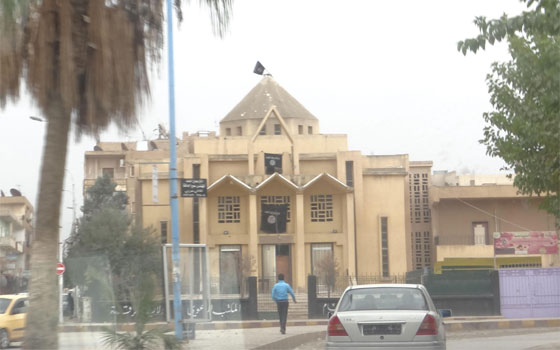   مصر اليوم - الدّولة الإسلاميّة تعطي عهدًا بالأمان لمسيحيّي الرقة مقابل التزامهم