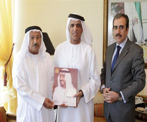   مصر اليوم - حاكم رأس الخيمة يتسلم كتاب خليفة بن زايد فارس الألفية الجديدة