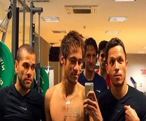   مصر اليوم - ثلاثي برشلونة البرازيلي يستعرض في الجيم