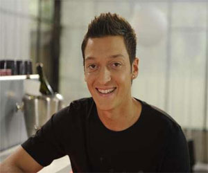   مصر اليوم - مُصوِّر إنكليزي يتهم أوزيل بتعمد صدمه بسيارته والشُّرطة تُحقِّق