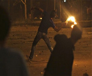 مصر اليوم - مجهولان يلقيان زجاجات حارقة على نقطة شرطة في القاهرة