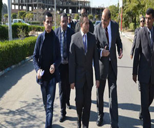   مصر اليوم - محافظ الإسماعيليَّة يتفقَّد أعمال تطهير حديقة الفروسيّة