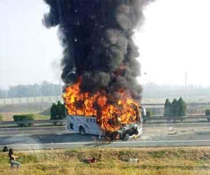 مصر اليوم - مقتل خمسة اشخاص إثر اندلاع حريق فى حافلة في الصين