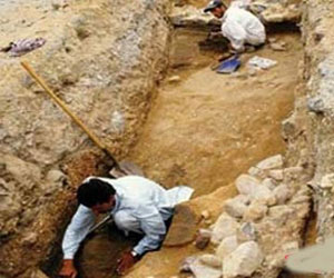 مصر اليوم - ضبط 5 أشخاص أثناء التنقيب عن الآثار داخل منزل في ملوى في المنيا