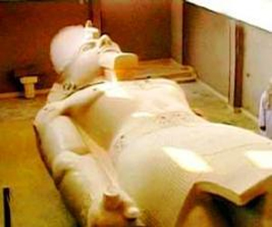   مصر اليوم - نقل تمثال رمسيس الثاني داخل المتحف الكبير مايو المقبل