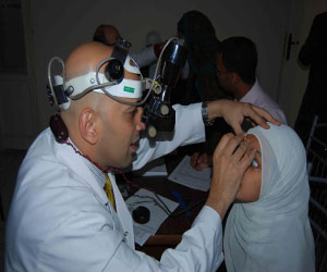   مصر اليوم - قافلة طبية في أسوان لإجراء جراحات المياه البيضاء بالمجان