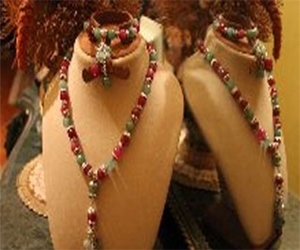 مصر اليوم - نرمين عبادة لـمصر اليوم: القطيفة مع الأحجار الكريمة لحُليّ الشتاء