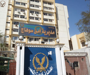   مصر اليوم - أمن سوهاج يضبط 12 سلاحًا ناريًّا في حملة أمنيَّة