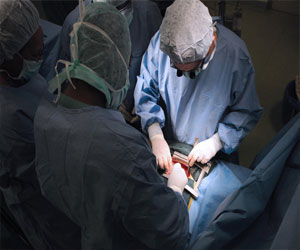   مصر اليوم - فريق طبي أميركي يُجري عمليات مجانيّة في السودان