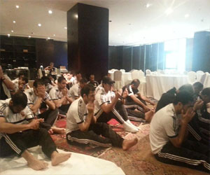   مصر اليوم - بعثة الأهلي تؤدي صلاة الجمعة في فندق الإقامة قبل مواجهة يانج أفريكانز