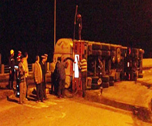 مصر اليوم - مقتل وإصابة 16 في انقلاب سيارة على الطريق الصحراوي في المنيا