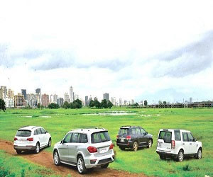   مصر اليوم - ظهور تويوتا لاندكروزر Vs جيب مرسيدس Vs