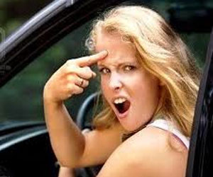   مصر اليوم - بريطانية تتجنب الغرامة بحجة أن حزام الأمان يؤذي ثدييها