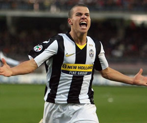   مصر اليوم - جيوفينكو مهاجم يوفينتوس سعيد باللعب بجوار أوزفالدو