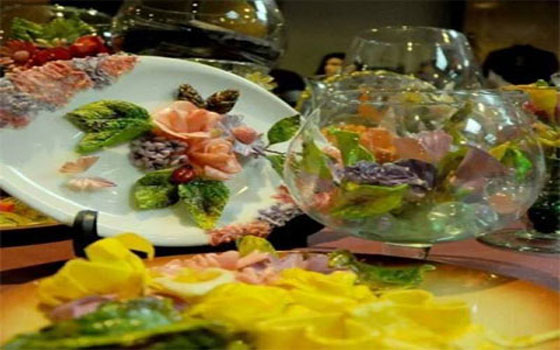   مصر اليوم - صنعتُ من عجينة السيراميك قطعًا فنيَّة وديكوريَّة