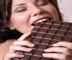   مصر اليوم - الشيكولاتة الداكنة تحد من أمراض القلب والأوعية الدموية